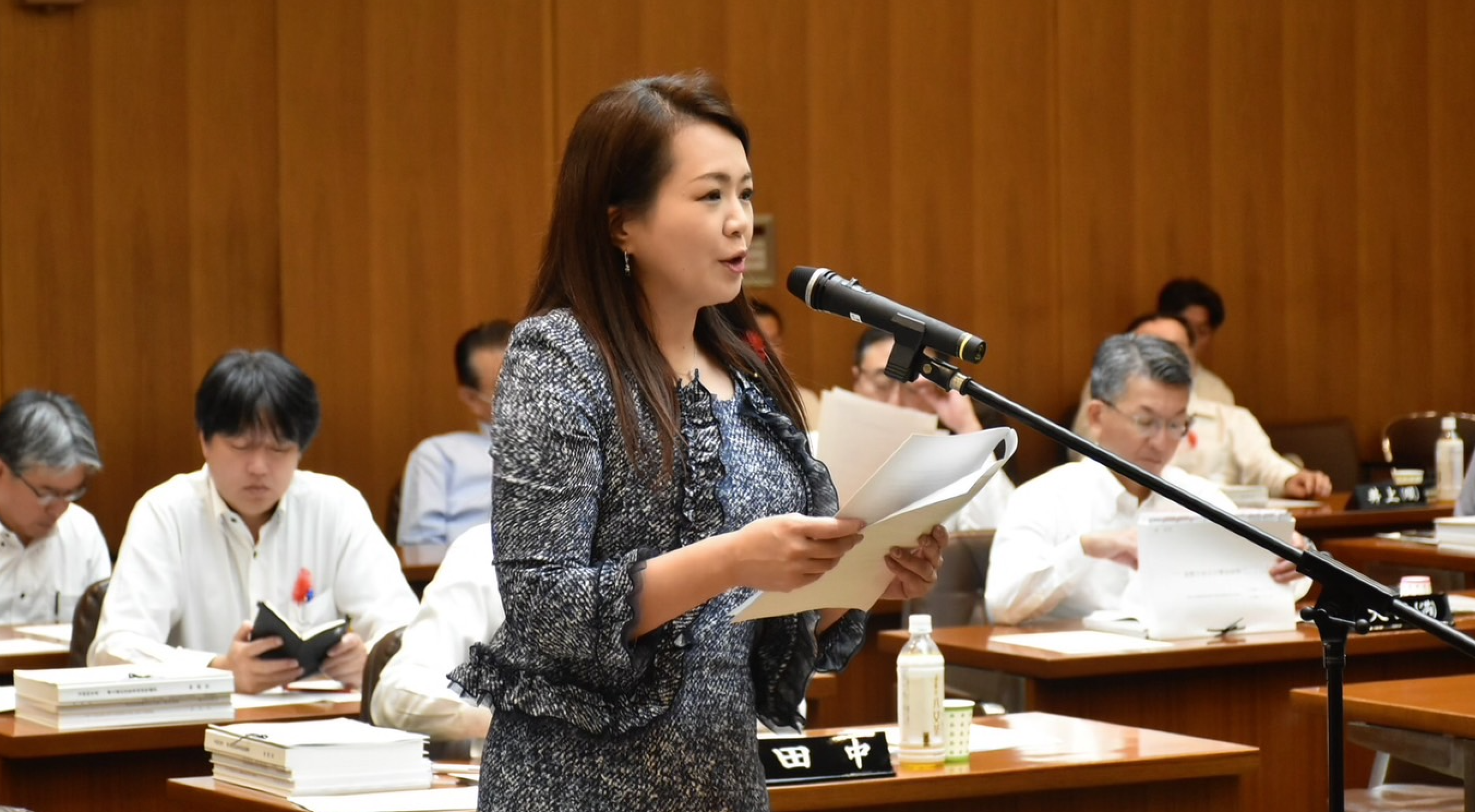 議会で質疑するむろや美香